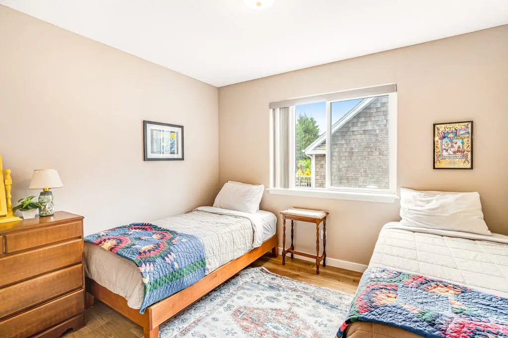 Dog friendly house withspacious deck, gas grill, near Manzanita and the ocean
