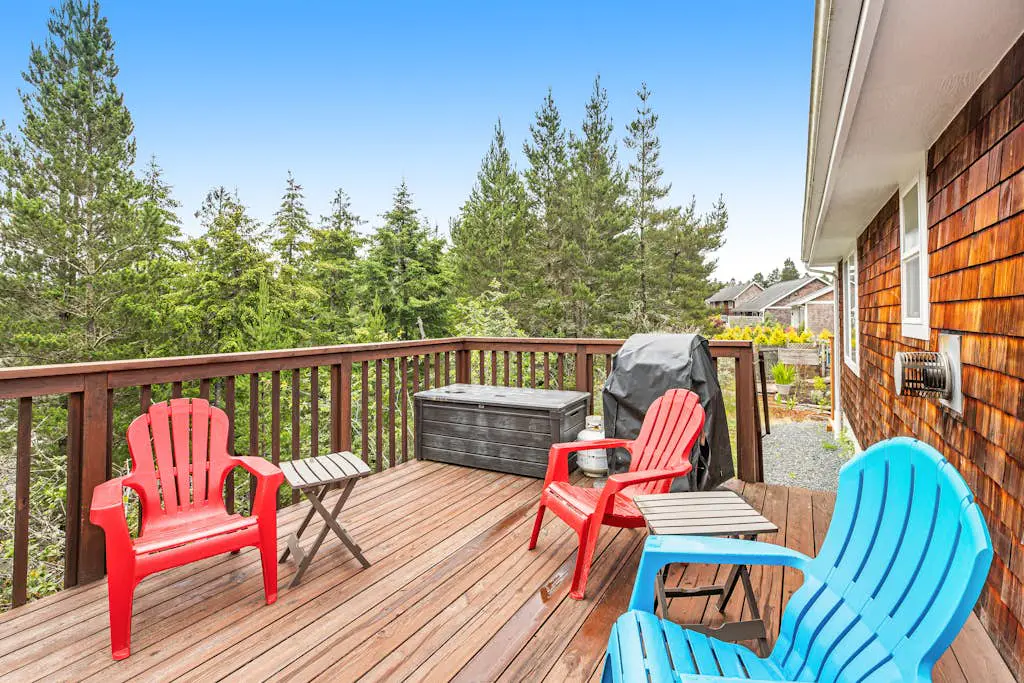 Dog friendly house withspacious deck, gas grill, near Manzanita and the ocean