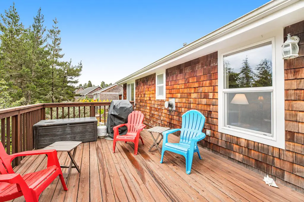 Dog friendly house withspacious deck, gas grill, near Manzanita and the ocean