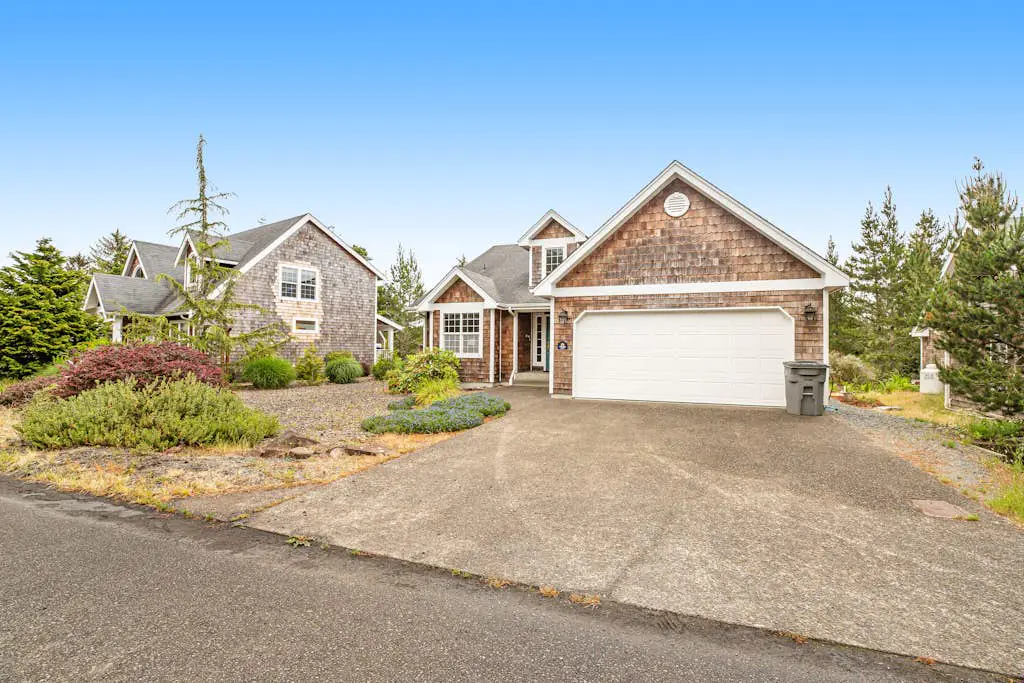 Dog friendly house withspacious deck, gas grill, near Manzanita and the ocean