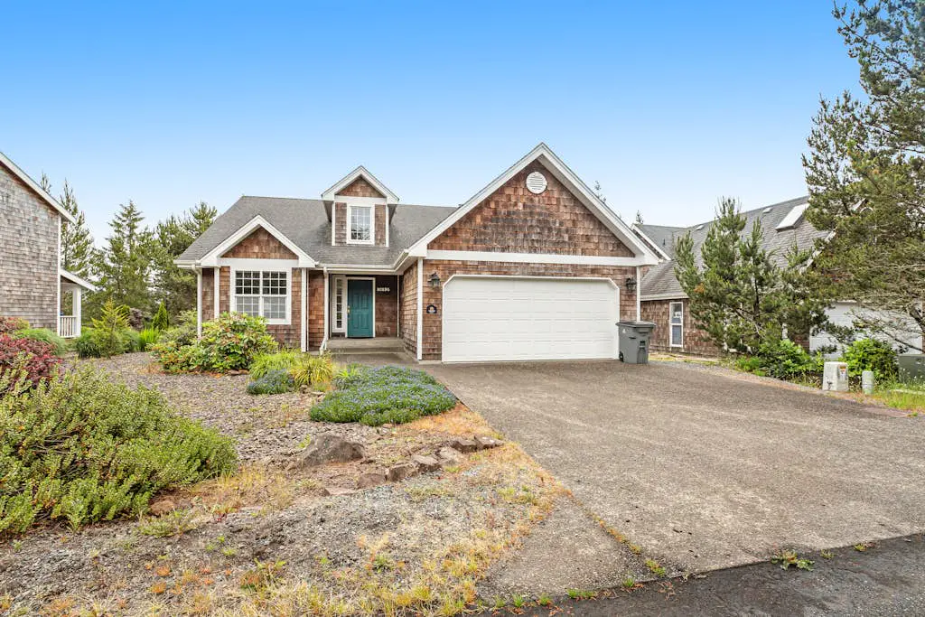 Dog friendly house withspacious deck, gas grill, near Manzanita and the ocean