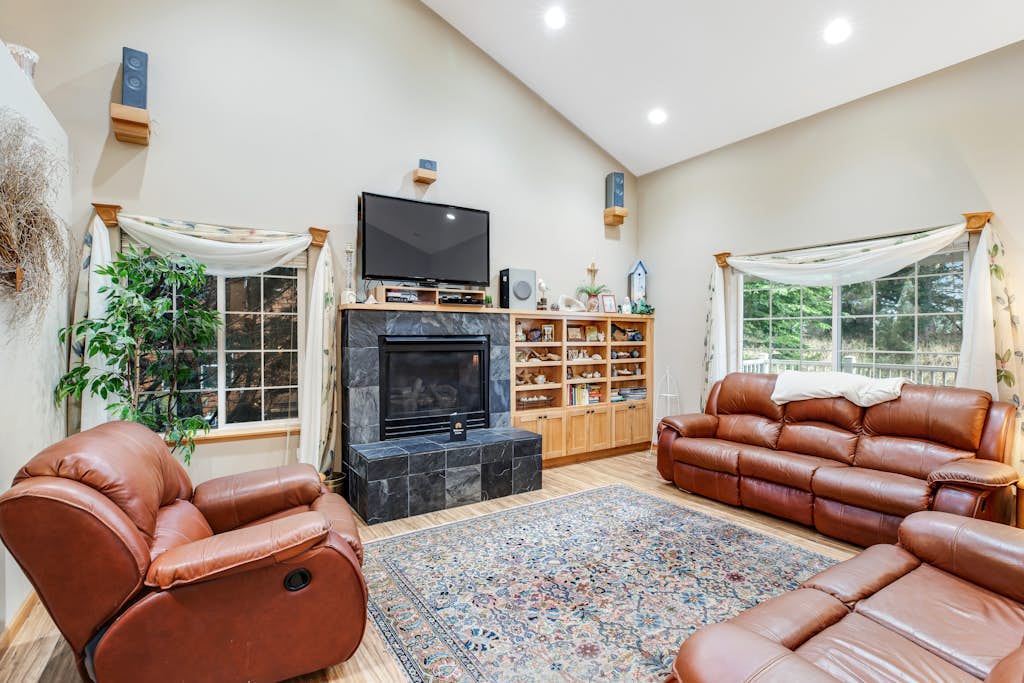 Great home with Ping-Pong table - walk to the beach & Sunset Lake