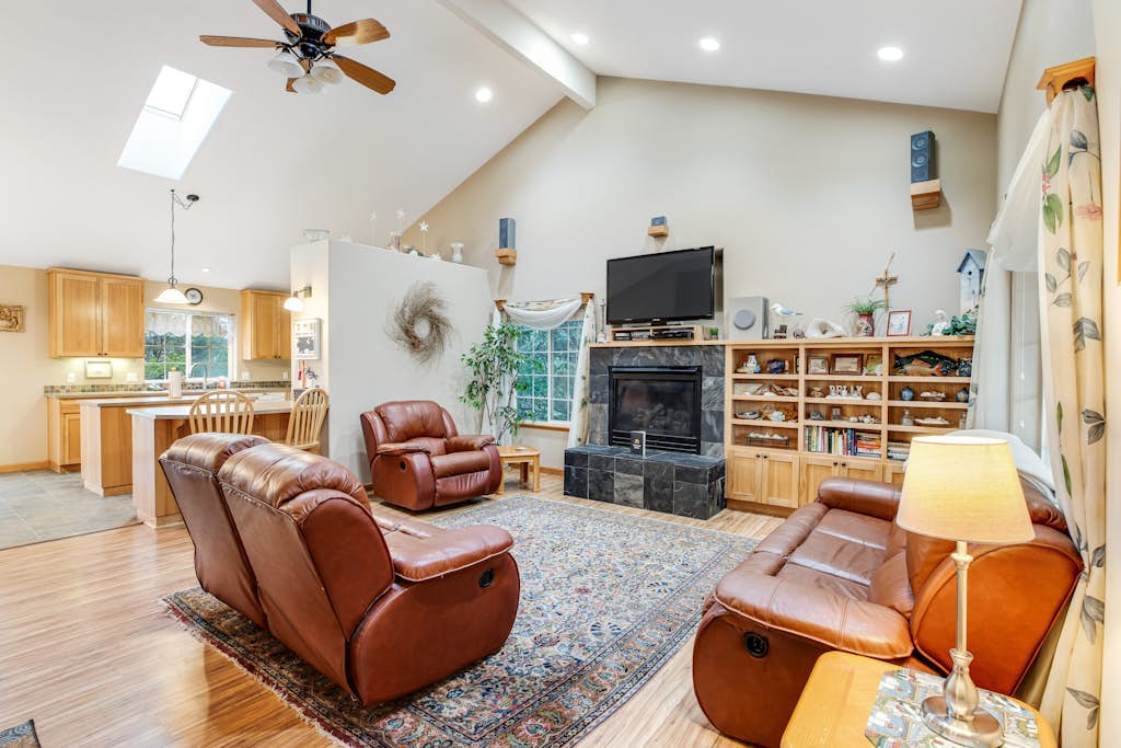 Great home with Ping-Pong table - walk to the beach & Sunset Lake