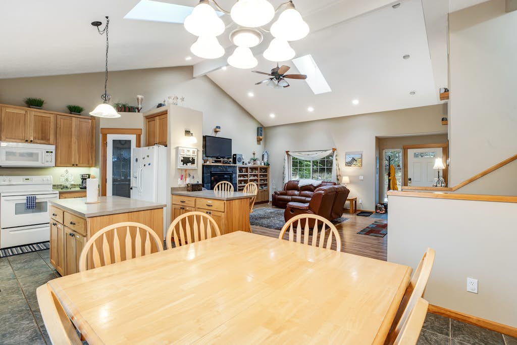 Great home with Ping-Pong table - walk to the beach & Sunset Lake