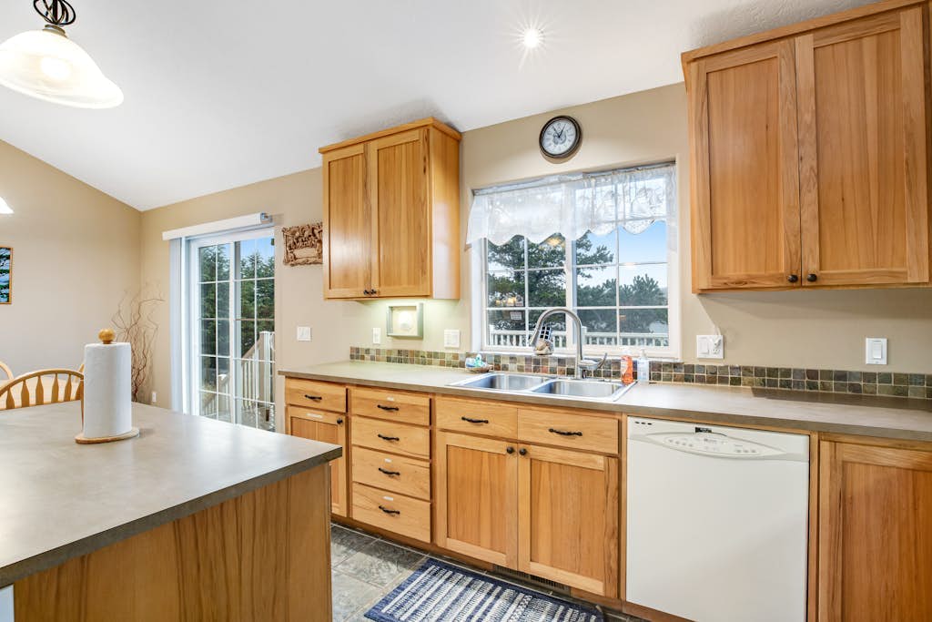 Great home with Ping-Pong table - walk to the beach & Sunset Lake