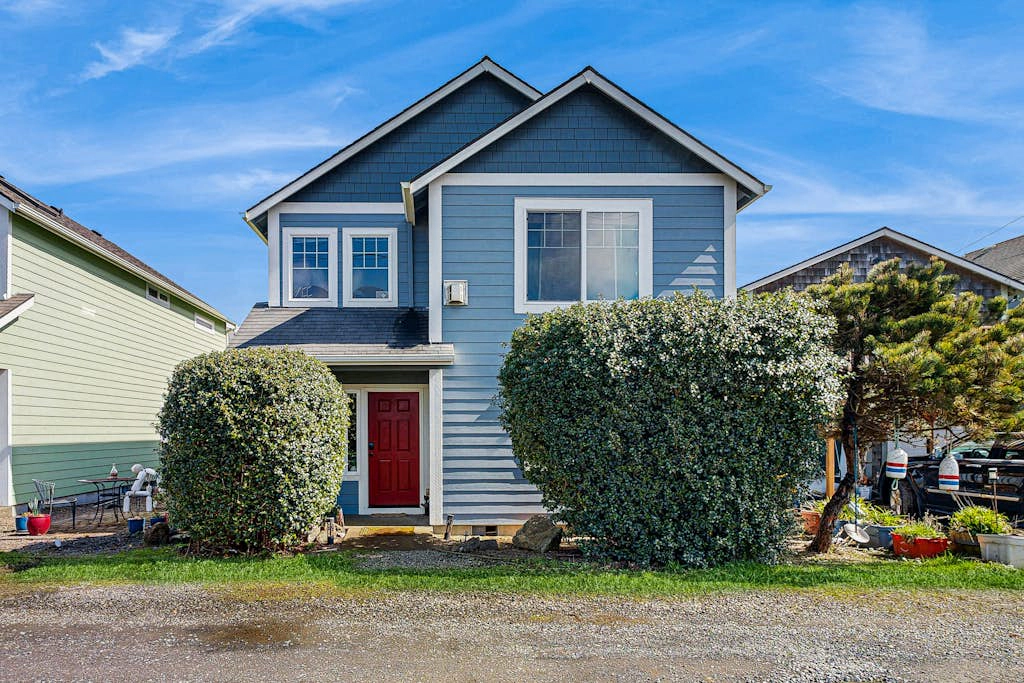 Dog-friendly home near the ocean with gas fireplace & partial water views