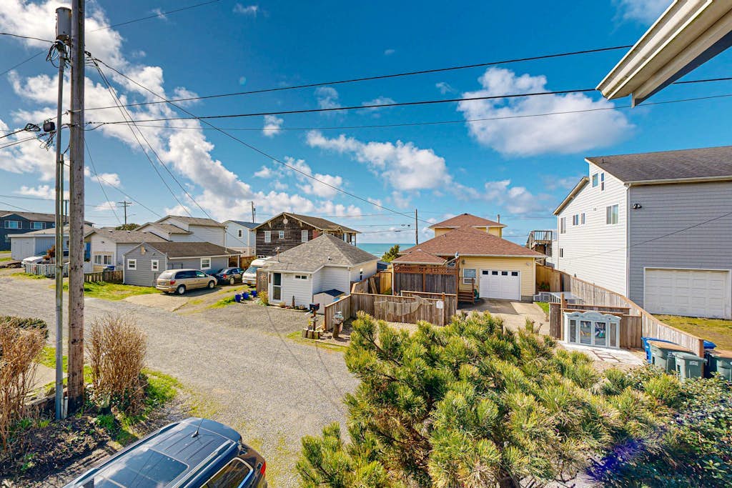 Dog-friendly home near the ocean with gas fireplace & partial water views