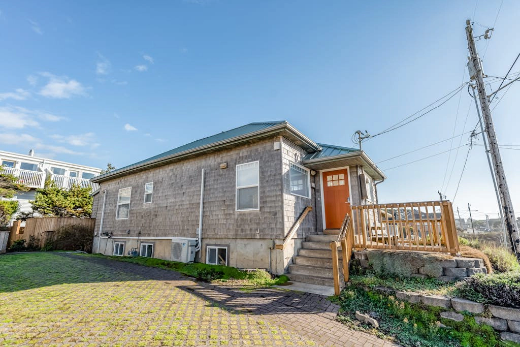 One block to the ocean & Nye Beach Sunny home with fireplace, foosball & WiFi