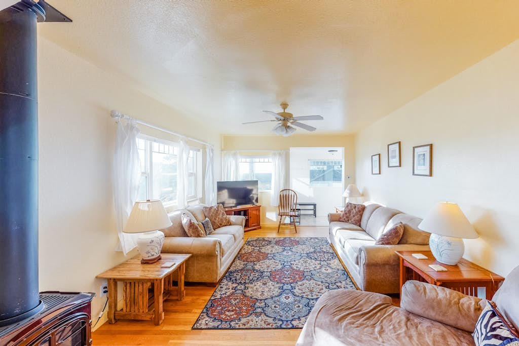 One block to the ocean & Nye Beach Sunny home with fireplace, foosball & WiFi