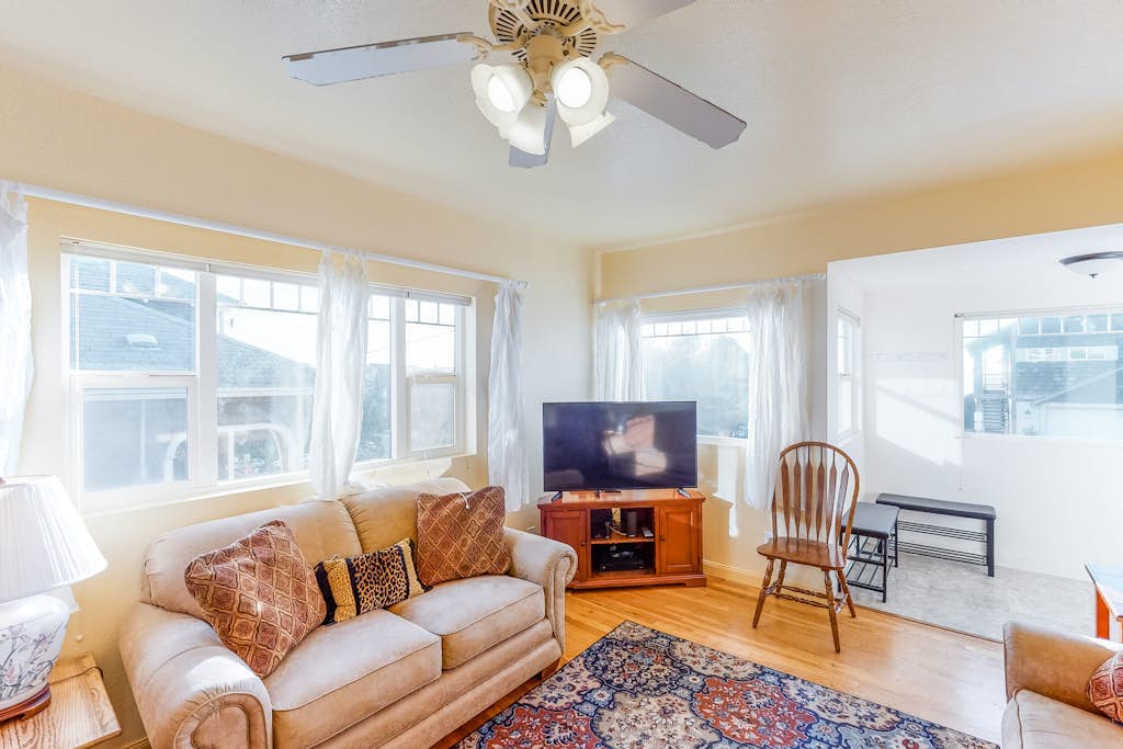 One block to the ocean & Nye Beach Sunny home with fireplace, foosball & WiFi