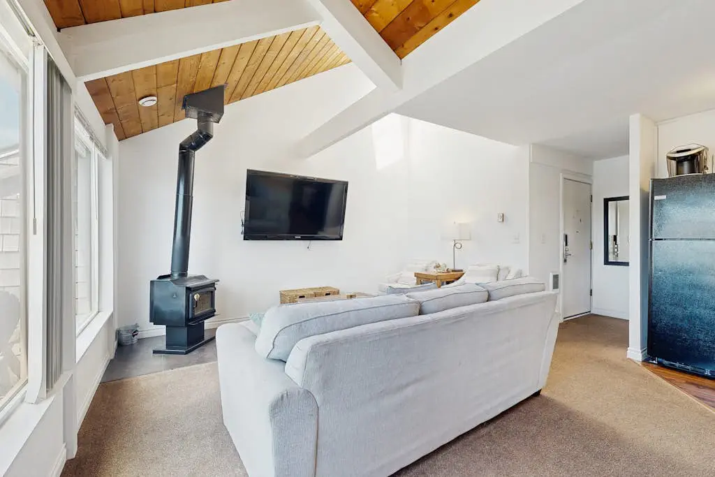 Delightful Harbor Perch Near Town with Shared pool & hot tub & Private Balcony