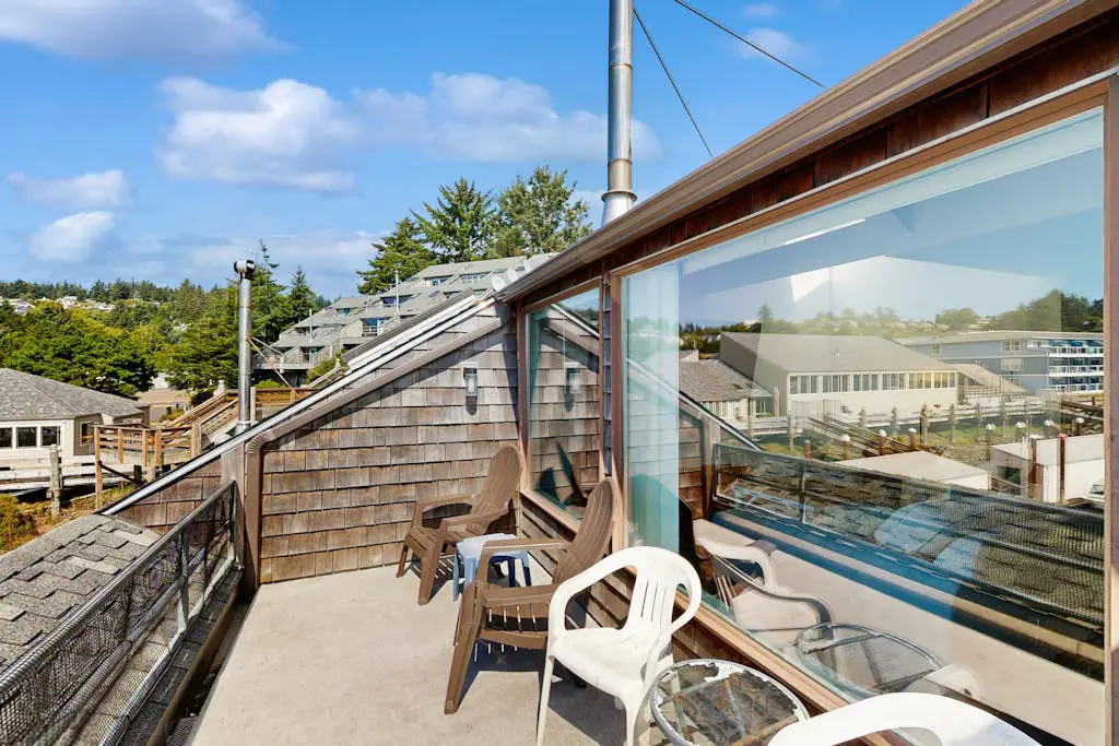 Delightful Harbor Perch Near Town with Shared pool & hot tub & Private Balcony