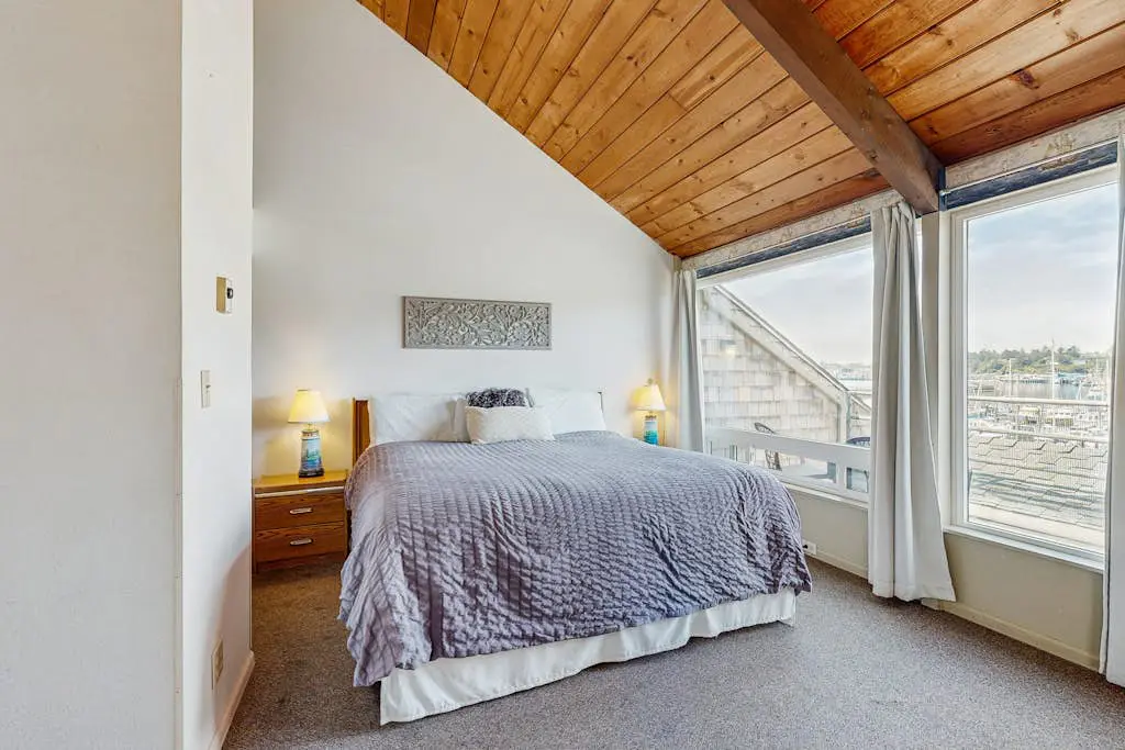 Delightful Harbor Perch Near Town with Shared pool & hot tub & Private Balcony