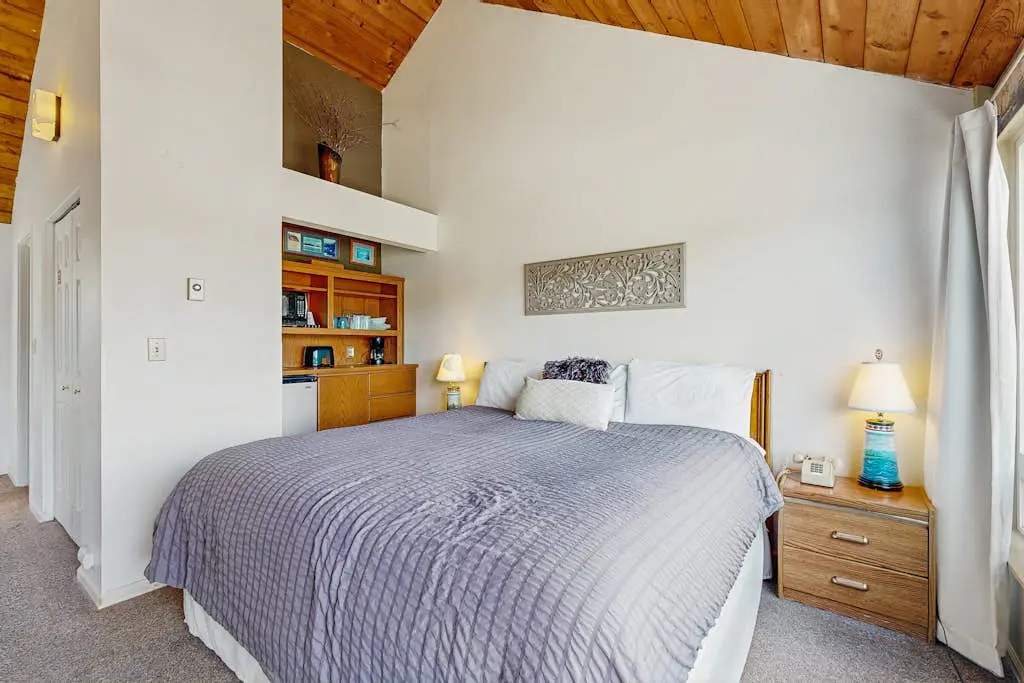 Delightful Harbor Perch Near Town with Shared pool & hot tub & Private Balcony