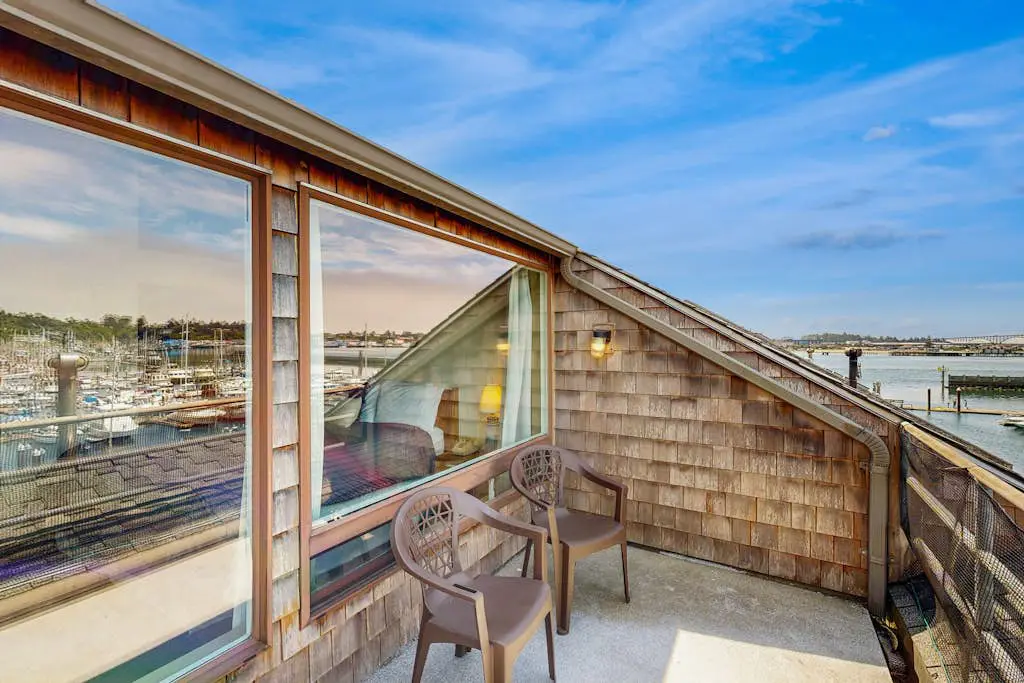 Delightful Harbor Perch Near Town with Shared pool & hot tub & Private Balcony