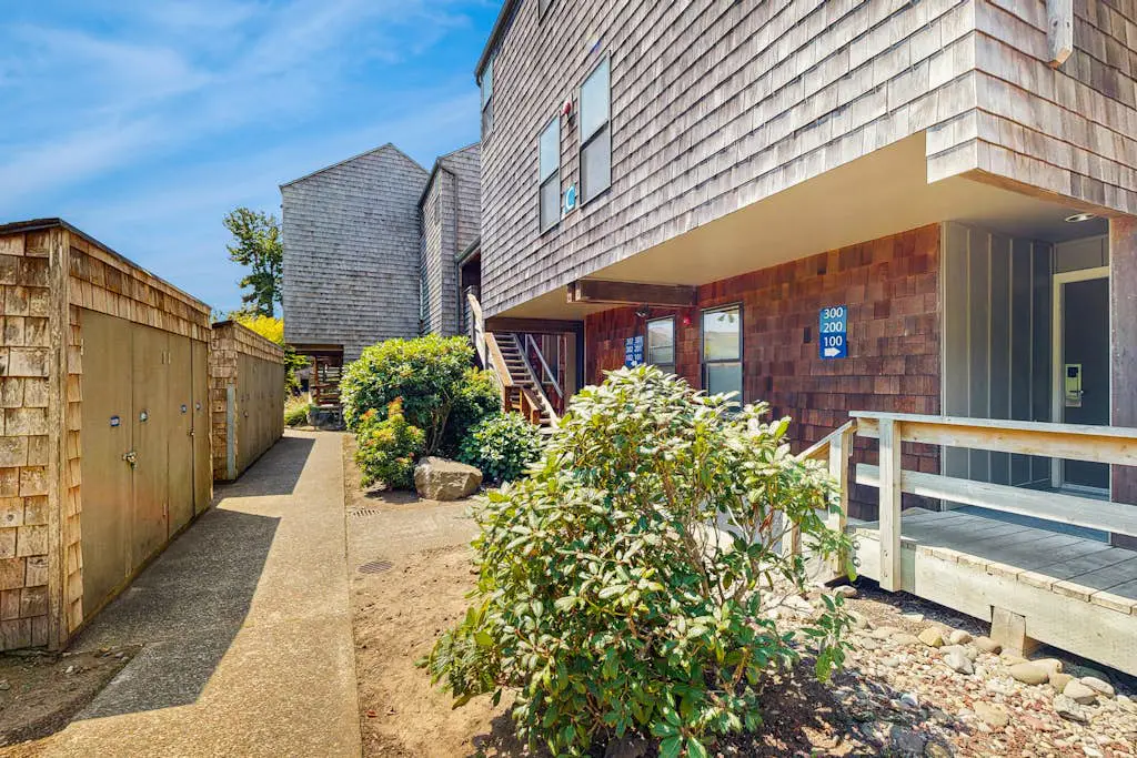 Delightful Harbor Perch Near Town with Shared pool & hot tub & Private Balcony