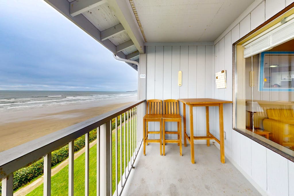 Oceanfront Nye Beach condo with gorgeous corner view & beach access