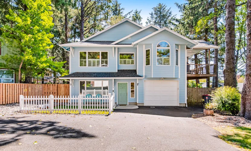 Spacious home with fenced yard, deck, grill, fast WiFi, & game room