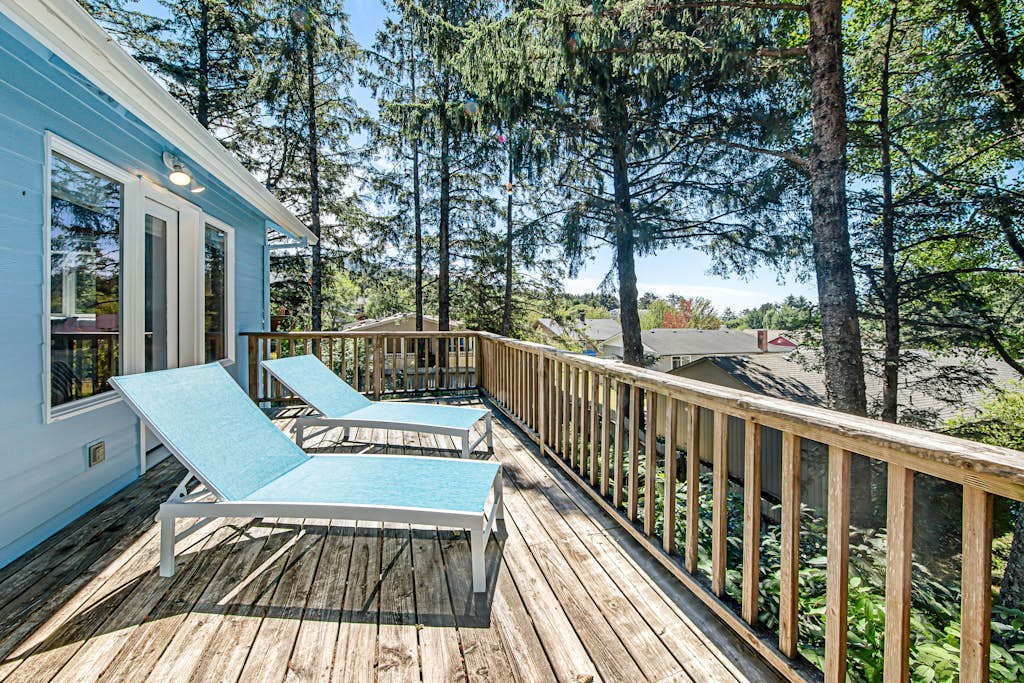 Spacious home with fenced yard, deck, grill, fast WiFi, & game room