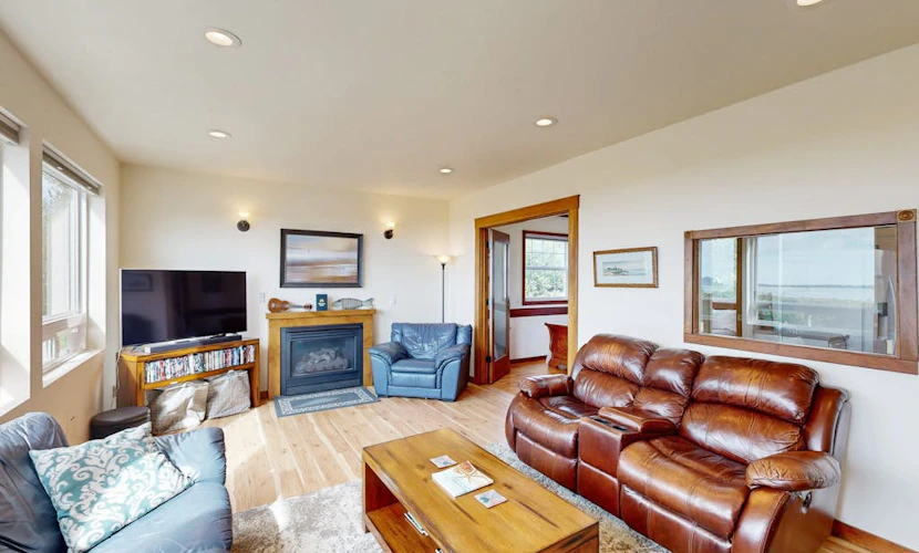 3000 sq ft private home with bay views, pool table, firepit, outdoor bar & grill