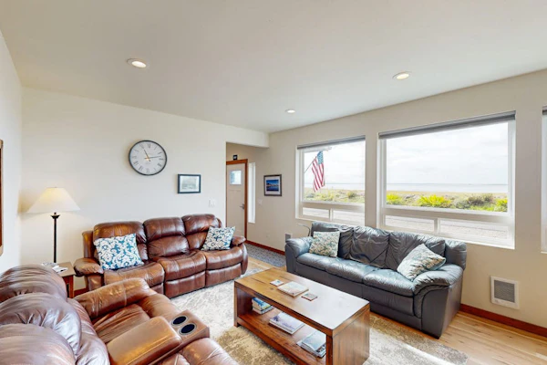 3000 sq ft private home with bay views, pool table, firepit, outdoor bar & grill