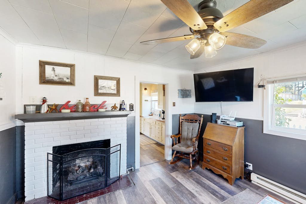 Dog-friendly cottage with fireplace & enclosed yard - walk to beach/eateries