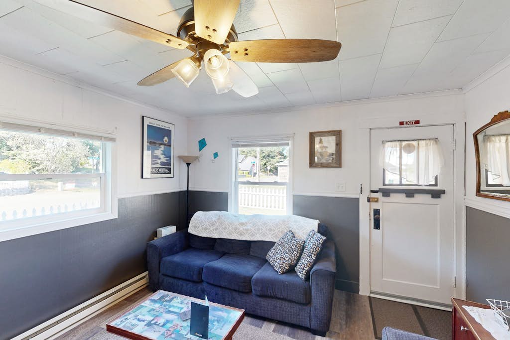 Dog-friendly cottage with fireplace & enclosed yard - walk to beach/eateries