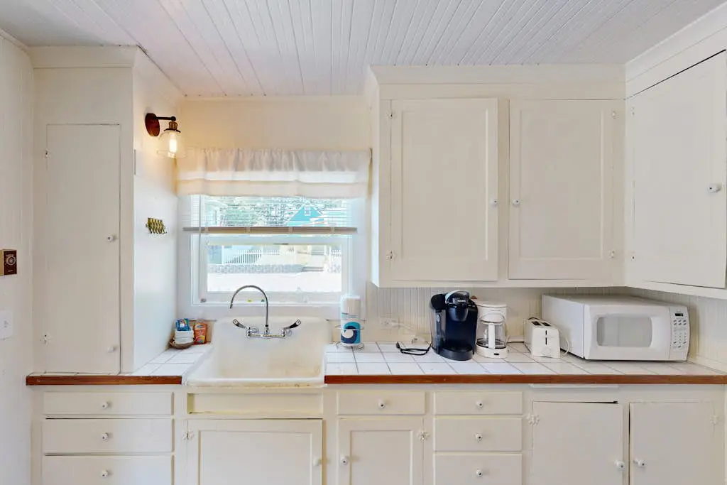 Dog-friendly cottage with fireplace & enclosed yard - walk to beach/eateries