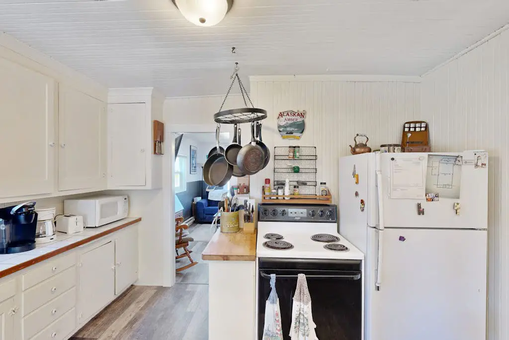 Dog-friendly cottage with fireplace & enclosed yard - walk to beach/eateries