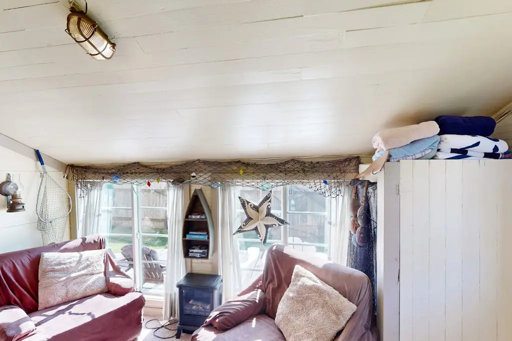 Dog-friendly cottage with fireplace & enclosed yard - walk to beach/eateries