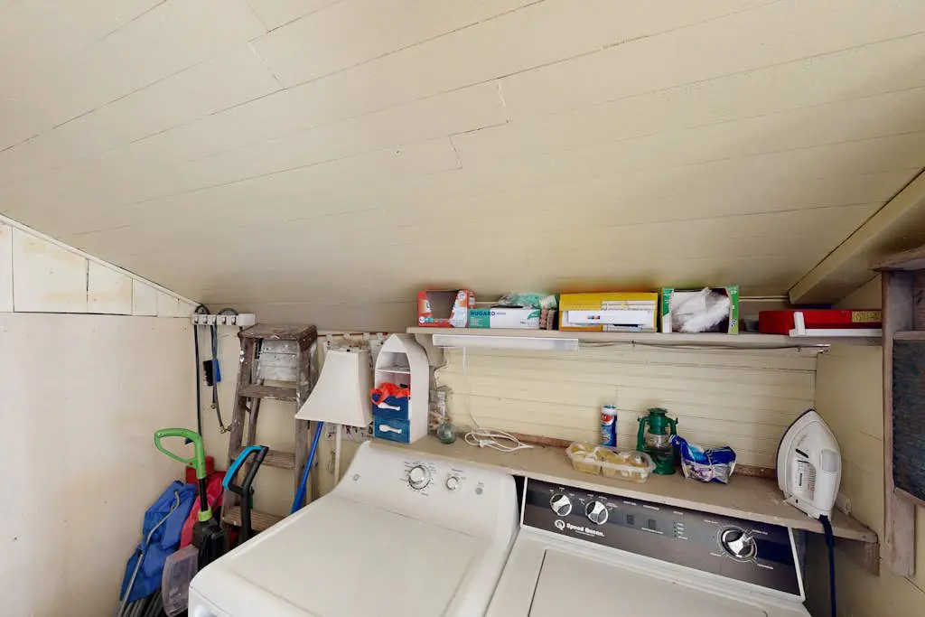 Dog-friendly cottage with fireplace & enclosed yard - walk to beach/eateries
