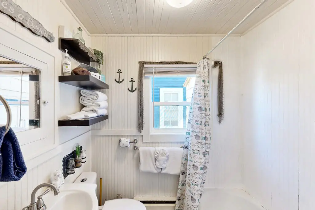 Dog-friendly cottage with fireplace & enclosed yard - walk to beach/eateries