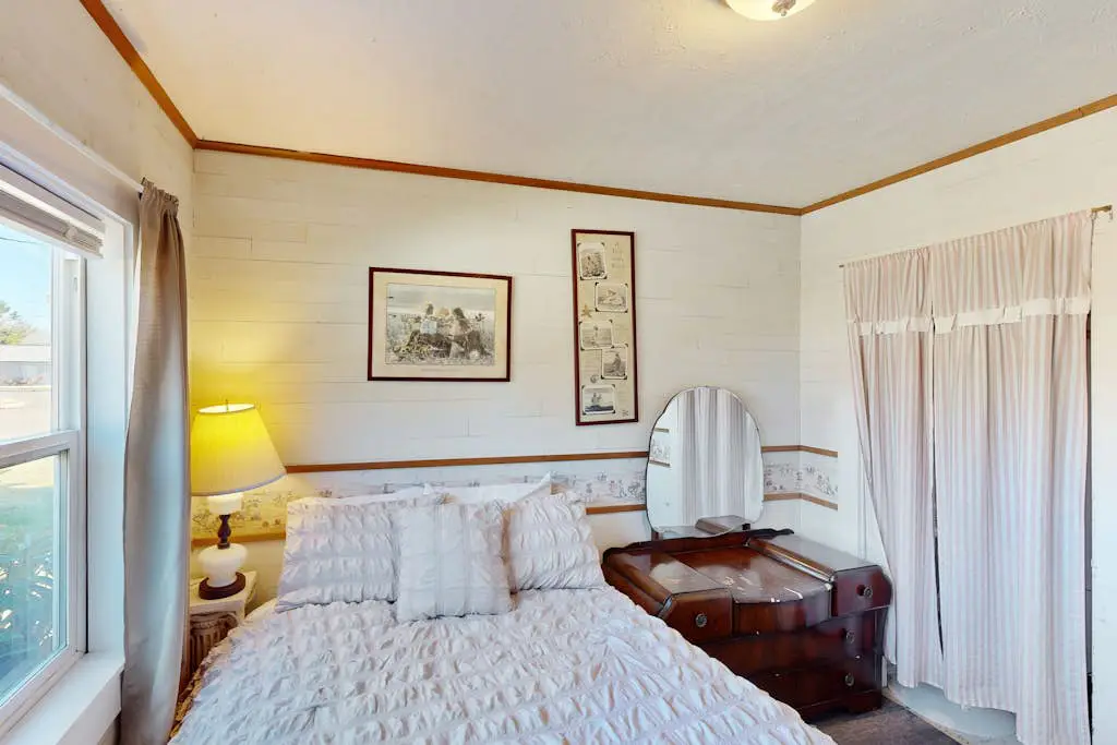 Dog-friendly cottage with fireplace & enclosed yard - walk to beach/eateries