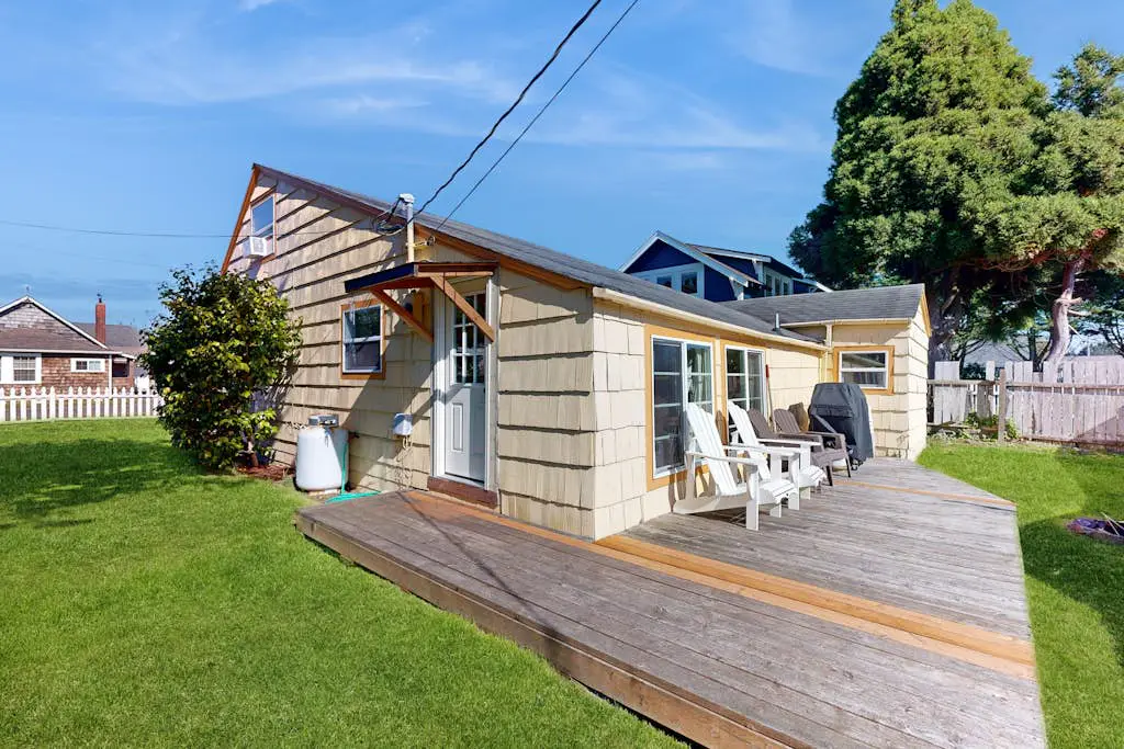 Dog-friendly cottage with fireplace & enclosed yard - walk to beach/eateries