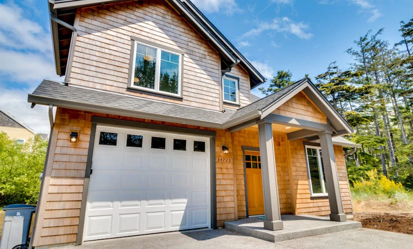 Kid-friendly house with fireplace, entertainment, and nearby beach access