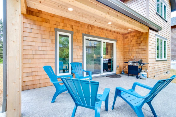 Kid-friendly house with fireplace, entertainment, and nearby beach access