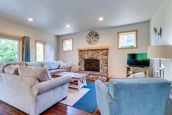 Kid-friendly house with fireplace, entertainment, and nearby beach access