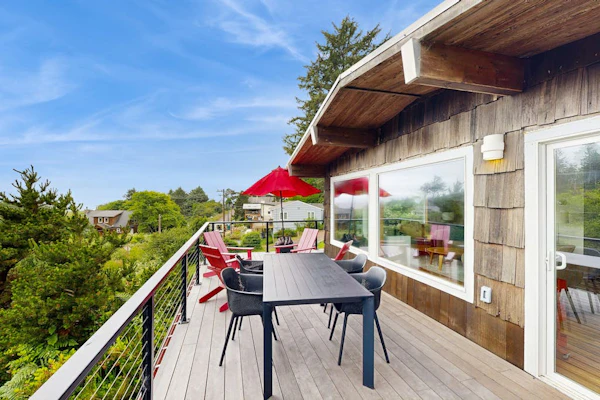 2-story dog-friendly, private hot tub, deck, gas grill, woodstove, ocean view