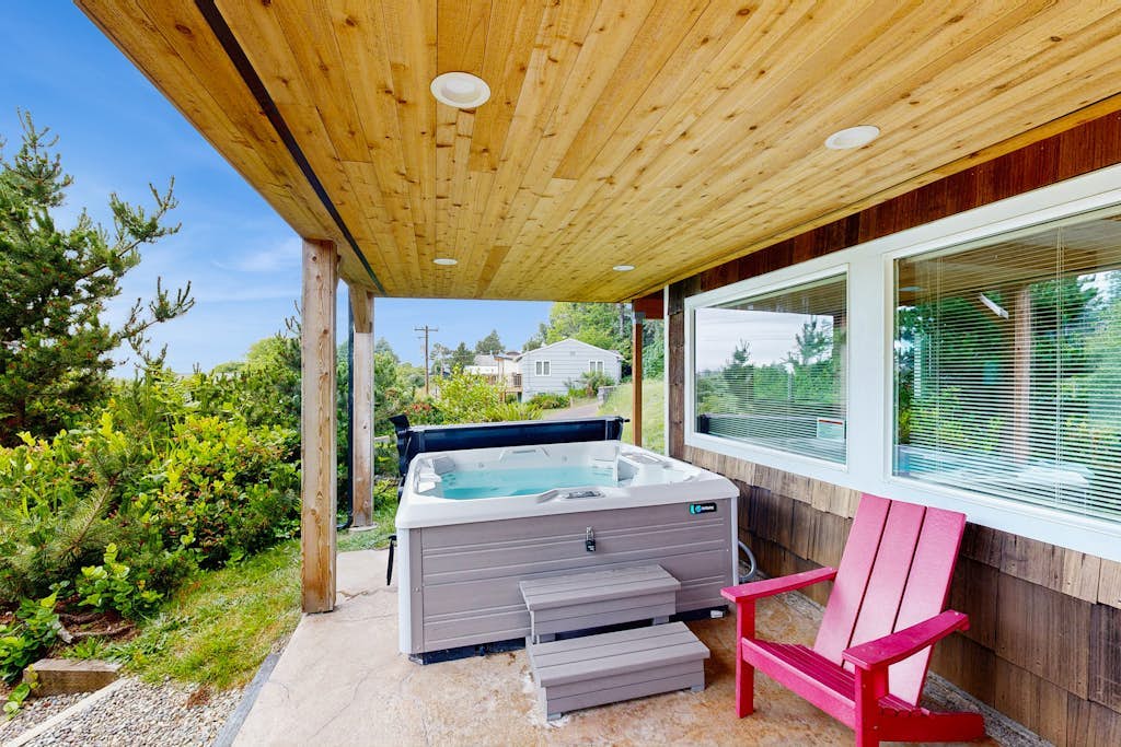 2-story dog-friendly, private hot tub, deck, gas grill, woodstove, ocean view