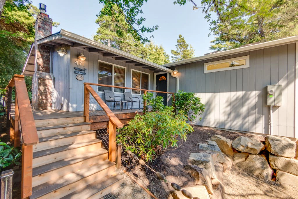 Adorable dog-friendly home with gas grill, gas fireplace & private back patio