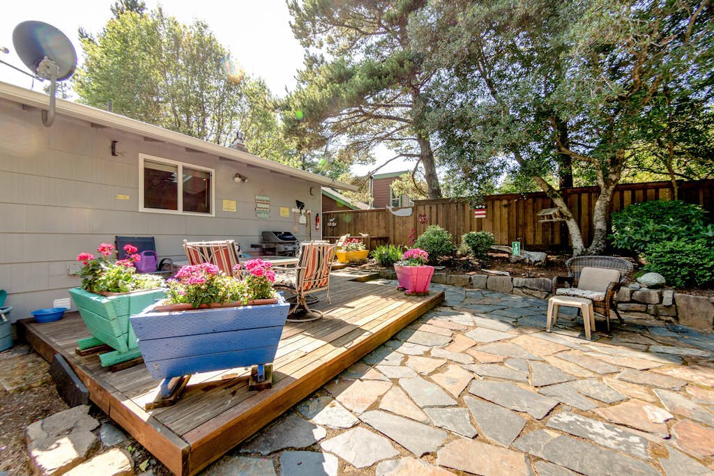 Adorable dog-friendly home with gas grill, gas fireplace & private back patio