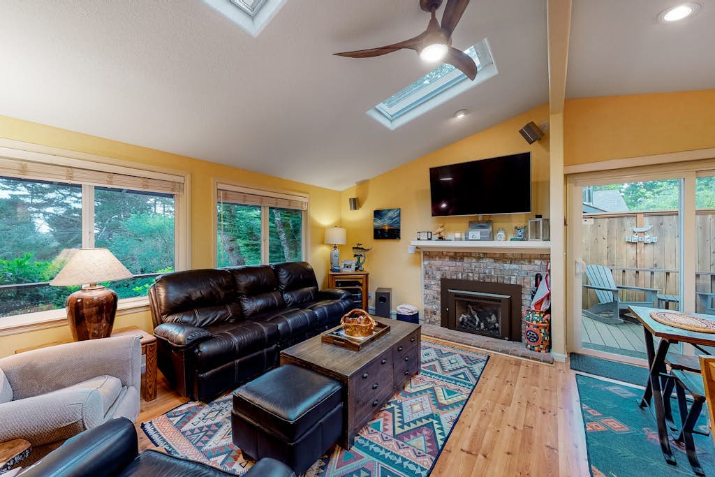 Adorable dog-friendly home with gas grill, gas fireplace & private back patio