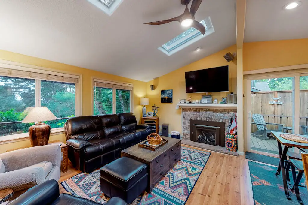 Adorable dog-friendly home with gas grill, gas fireplace & private back patio