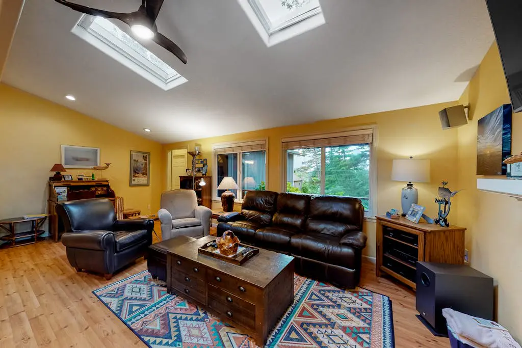 Adorable dog-friendly home with gas grill, gas fireplace & private back patio