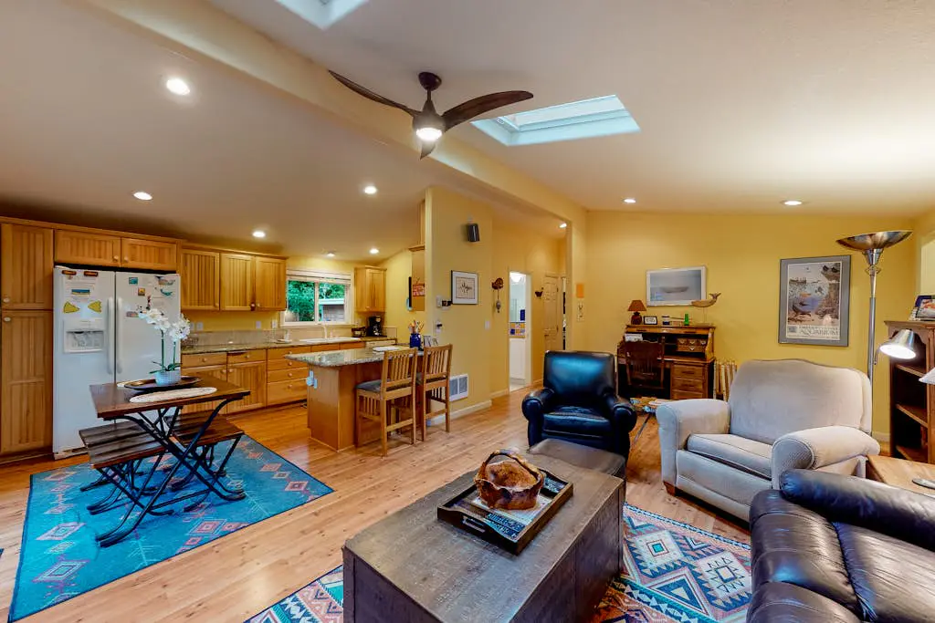 Adorable dog-friendly home with gas grill, gas fireplace & private back patio