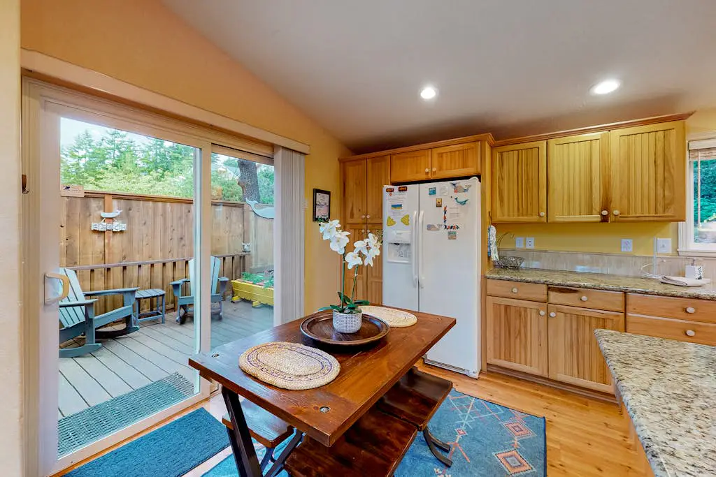 Adorable dog-friendly home with gas grill, gas fireplace & private back patio