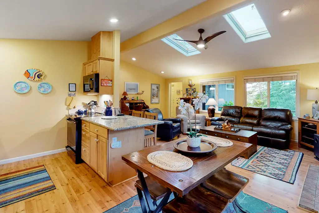 Adorable dog-friendly home with gas grill, gas fireplace & private back patio
