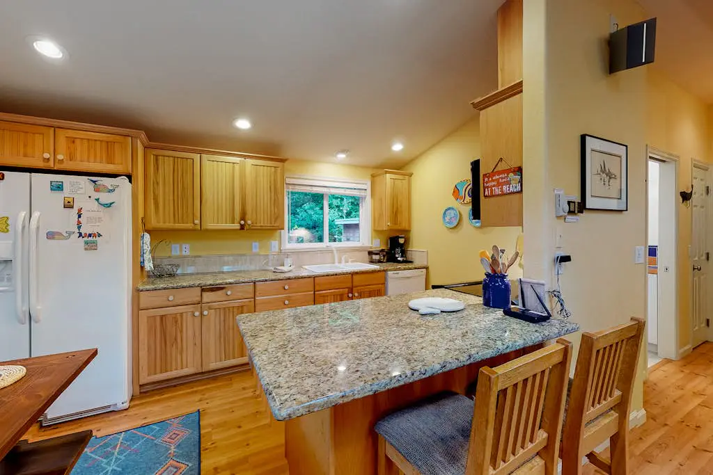 Adorable dog-friendly home with gas grill, gas fireplace & private back patio