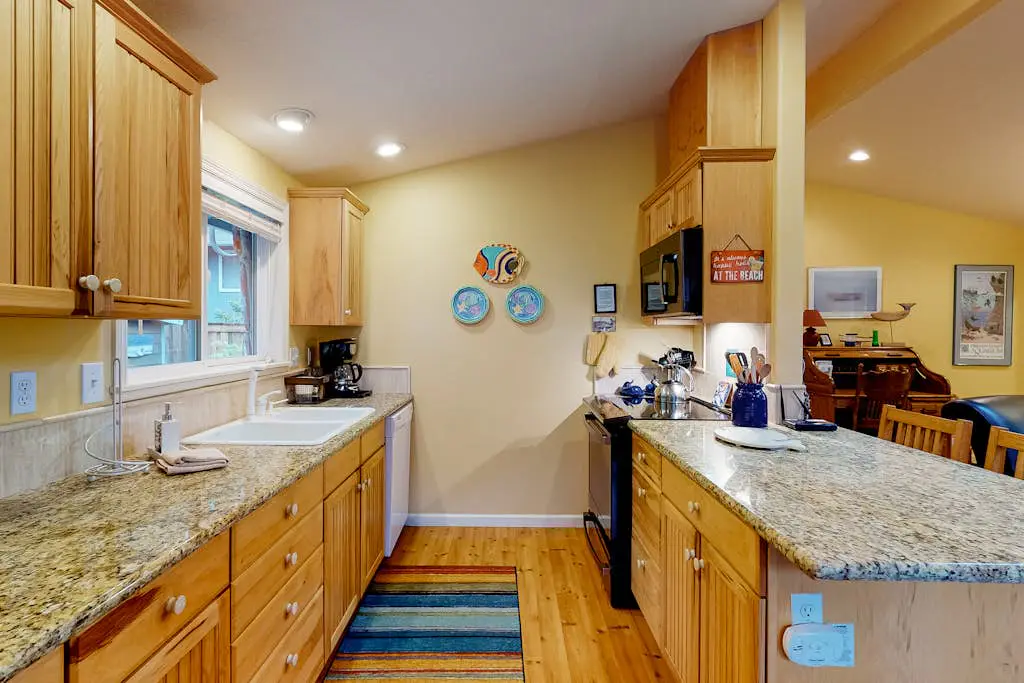 Adorable dog-friendly home with gas grill, gas fireplace & private back patio