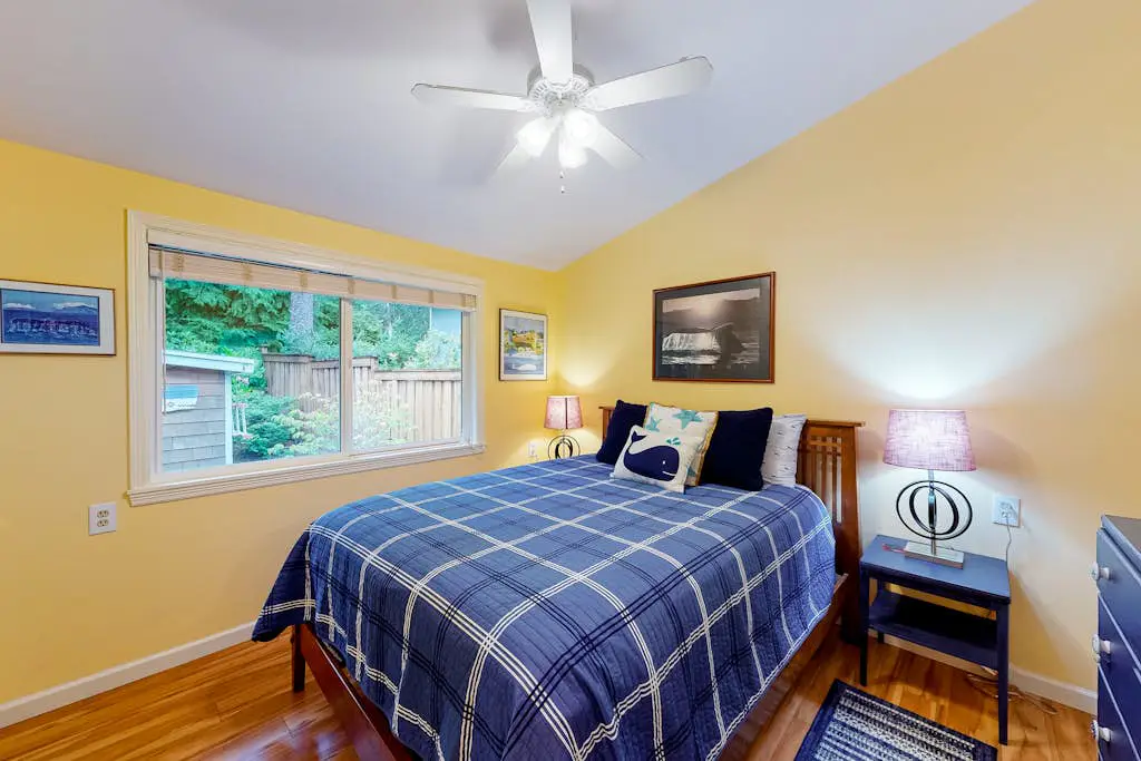 Adorable dog-friendly home with gas grill, gas fireplace & private back patio